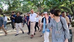 ঠাকুরগাঁওয়ে এশিয়ার সর্ববৃহৎ সূর্যপুরী আমগাছ দেখে মুগ্ধ মার্কিন রাষ্ট্রদূত।।