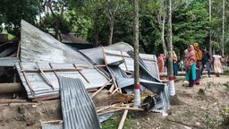 নড়াইলে ঝড়ে স্কুলের ওপর গাছ পড়ে ২ শিক্ষার্থী আহত, একজনের অবস্থা আশঙ্কাজনক