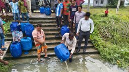 টুঙ্গিপাড়ায় ১২ লাখ টাকার অবৈধ চিংড়ির রেনু জব্দ করে নদীতে অবমুক্ত