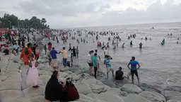 কুয়াকাটায় সমুদ্রের উত্তাল ঢেউয়ে মেতেছে হাজারো পর্যটক।
