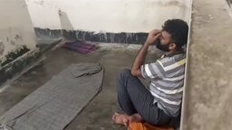 বাকেরগঞ্জ থানা চত্বরে পুলিশের সামনে আসামীর ওপর বিক্ষুব্ধ জনতার হামলা