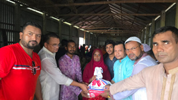সিরাজগঞ্জে  ঈদ সামগ্রী বিতরণে উচ্ছ্বাস, বললেন ‘এই হাঁসিই আমাদের সাফল্য’