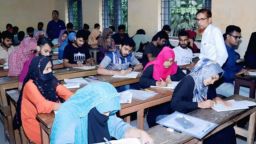 সাতক্ষীরায় এইচএসসি পরীক্ষায় প্রথম পত্রের পরীক্ষায় দ্বিতীয় পত্রের প্রশ্ন বিতরণ