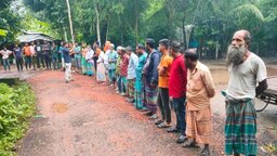 ঠিকাদারের মৃত্যুর পর দেড় বছর ধরে বন্ধ সড়ক সংস্কার, দ্রুত কাজ শুরুর দাবিতে নলছিটিতে মানববন্ধন