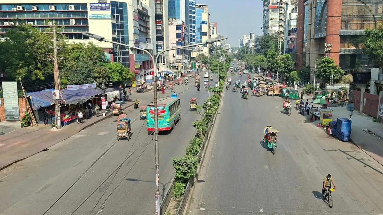 আজও অনেকটাই ফাঁকা ঢাকা, সড়কে নেই যানজট