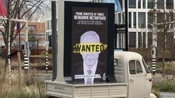 লন্ডনের সর্বত্র ছেয়ে গেছে নেতানিয়াহুর ‘ওয়ান্টেড’ পোস্টারে