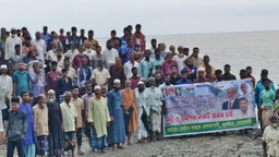 নোয়াখালীতে মেঘনার ভাঙনরোধে জিও ব্যাগ প্রকল্পে অনিয়মের অভিযোগ, নদীরকূলে এলাকাবাসীর মানববন্ধন