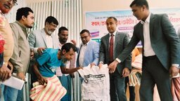 কলাপাড়ায় দুর্যোগ ও অগ্নিকাণ্ডে ক্ষতিগ্রস্ত পরিবারের মাঝে ঢেউটিন-নগদ অর্থ ও ত্রাণ বিতরণ