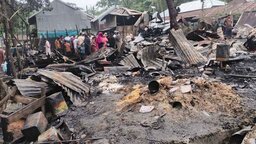 পাথরঘাটায় গভীর রাতে ভয়াবহ অগ্নিকাণ্ড, প্রায় অর্ধশত দোকান পুড়ে ছাই