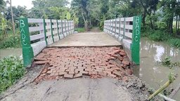 ঝালকাঠিতে ২৪ লাখ টাকার কালভার্ট নির্মাণে অনিয়মের অভিযোগ, ধসে পড়েছে সংযোগ সড়ক