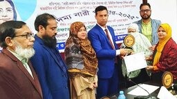 বেগম রোকেয়া দিবসে রাজাপুরে ‘সফল জননী’ পুরস্কার পেলেন আনোয়ারা খানম
