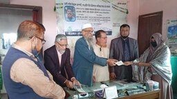 সরাইলে সন্ত্রাসীদের হামলায় নিহত বীমা কর্মকর্তার পরিবারের হাতে মরণোত্তর চেক হস্তান্তর