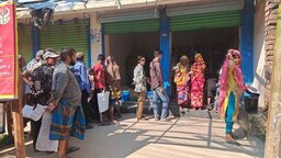 নড়াইলে ওএমএসের অতিরিক্ত চাল-আটা না দেওয়ায় হয়রানির অভিযোগ ডিলারের
