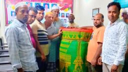 মনোহরদীতে আলোয়াকান্দী সমাজ কল্যাণ সমিতির উদ্যোগে ঈদগাহ্ মাঠে কার্পেট বিতরণ