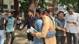 জবি শিক্ষার্থীদের মাঝে জকসু গঠনতন্ত্র বই বিতরণ শিবিরের