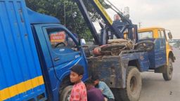 কাভার্ড ভ্যান-মোটরসাইকেল সংঘর্ষে  চালক নিহত, দুই শিক্ষার্থী আহত