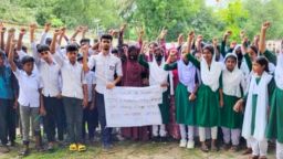 প্রধান শিক্ষকের ‘টিকটক কান্ড’: পদত্যাগ দাবিতে শিক্ষার্থীদের বিক্ষোভ