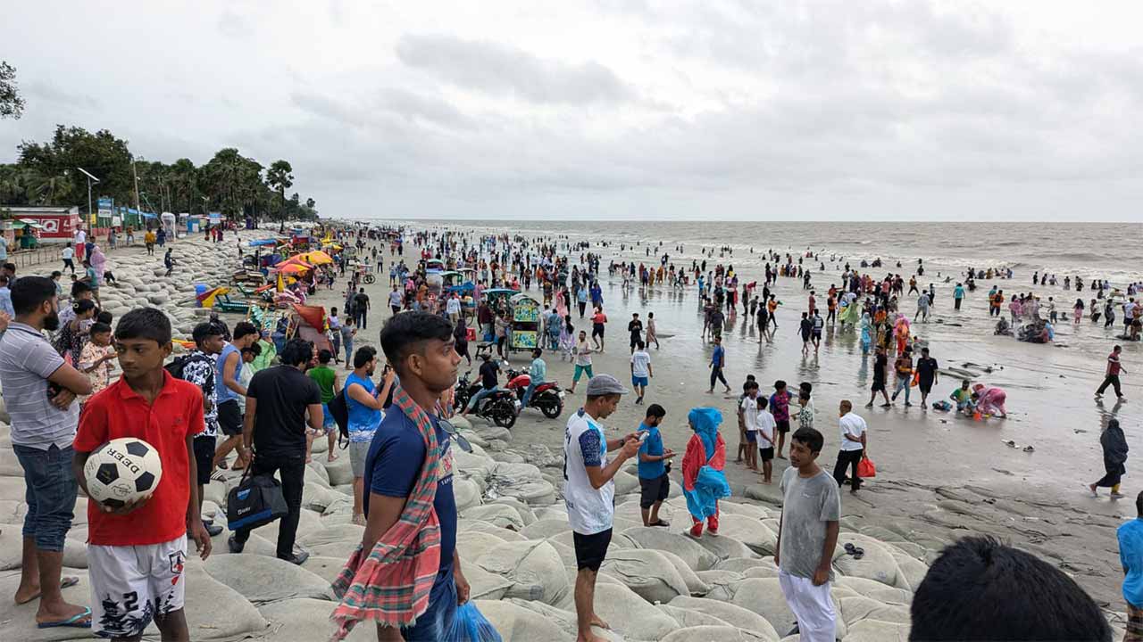 কুয়াকাটায় বৈরী আবহাওয়ার মাঝেই পর্যটকদের বাঁধভাঙা উল্লাস ।