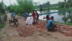 সাতক্ষীরায় রইচপুর ব্রিজের সংযোগ সড়কে বেহাল দশা, জামায়াত যুব বিভাগের স্বেচ্ছাশ্রমে সংস্কার
