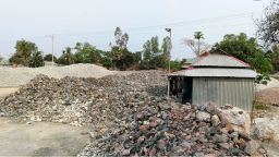 অনৈতিক লেনদেনে ভূমি কর্মকর্তার ভুয়া প্রতিবেদন দাখিল