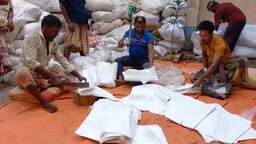 মাদারীপুরে জব্দকৃত ১০ হাজার কেজি পলিথিন নিলামে বিক্রি