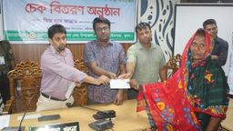 পাইকগাছায় সড়ক উন্নয়ন প্রকল্পের ভূমি অধিগ্রহণের চেক বিতরণ