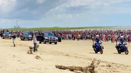বন্যার্তদের ঘরের চাবি তুলে দিতে বাঁশখালী পৌঁছেছেন প্রধানমন্ত্রী