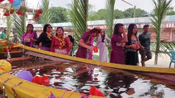 কুয়াকাটায় রাখাইনদের জলকেলি উৎসব ‘মাহা সাংগ্রাই’, বর্ষবরণে মেতেছে তরুণ-তরুণীরা