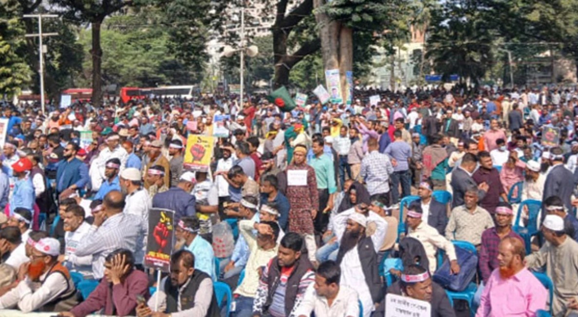 নবম পে স্কেল বাস্তবায়নের দাবিতে শহীদ মিনারে কর্মচারীরা