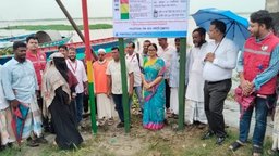 বন্যা সতর্কতায় পদ্মা পাড়ে ফ্লাড মার্কার স্থাপন