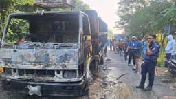 ১২ ঘণ্টায় অন্তত সাতটি যানবাহনে আগুন