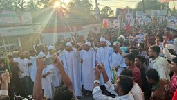 নোয়াখালীতে বিএনপির প্রার্থী পরিবর্তনের দাবিতে কাফনের কাপড় পরে বিক্ষোভ