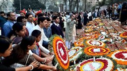 প্রভাতফেরিতে মানুষের ঢল, ফুলে ফুলে ছেয়ে গেছে কেন্দ্রীয় শহিদ মিনারের বেদি