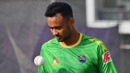 মাথায় আঘাত পেয়ে হাসপাতালে শরিফুল