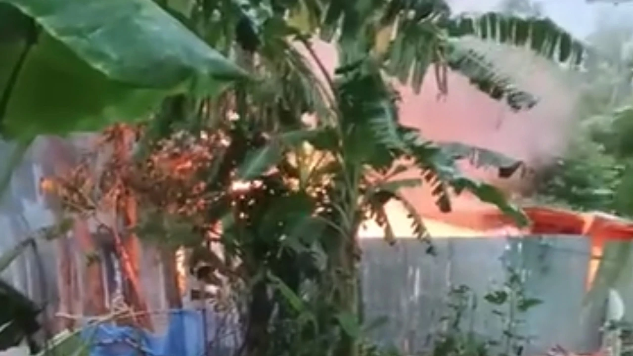 পাবনায় কিশোরীকে ধষর্ণ-হত্যার জেরে আসামিদের বাড়িতে আগুন, দগ্ধ হয়ে নিহত ৩