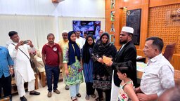 গোপালগঞ্জে প্রয়াত সাংবাদিক সারমাতের পরিবারকে জেলা প্রশাসকের আর্থিক সহায়তা