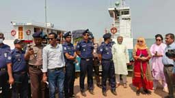 ঈদে ঘরমুখো মানুষের যাত্রা নির্বিঘ্ন করতে দৌলতদিয়া ঘাট পরিদর্শনে রাজবাড়ীর ডিসি