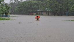 টানা বৃষ্টি ও অস্বাভাবিক জোয়ারে প্লাবিত হাতিয়া, বিপর্যস্ত জনজীবন