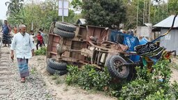 কোটচাঁদপুরে ট্রেনের ধাক্কায় লাটা-হাম্বা চালক নিহত
