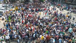 ইশরাক অনুসারীদের দখলে মৎস্য ভবন মোড়, বন্ধ যান চলাচল