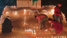 ফরিদপুরে শহীদ বুদ্ধিজীবী দিবসে শহীদদের নাম সম্বলিত বেদীতে প্রথম আলো বন্ধুসভার মোমবাতি প্রজ্জ্বলন