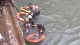 বুড়িগঙ্গায় পড়ে গেলেন নারী-শিশুসহ ৫ যাত্রী