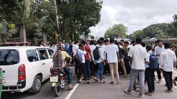 সিংগাইরে শিক্ষক লাঞ্ছনার ঘটনায় শিক্ষার্থীদের বিক্ষোভ ও সড়ক অবরোধ