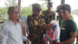 বিলাইছড়িতে ভারী বৃষ্টিতে ক্ষতিগ্রস্তদের মাঝে সেনাজোনের ত্রাণ বিতরণ