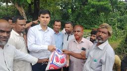কর্ণফুলীর চরলক্ষ্যায় জলাবদ্ধ এলাকা পরিদর্শনে ইউএনও, দ্রুত সমাধানের আশ্বাস