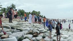 সাপ্তাহিক ছুটিতে কুয়াকাটায় সমুদ্র সৈকতে পর্যটকের ভিড়
