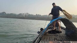 চরভদ্রাসনে পদ্মা নদীতে পড়ে বাল্কহেডের সুকানি নিখোঁজ