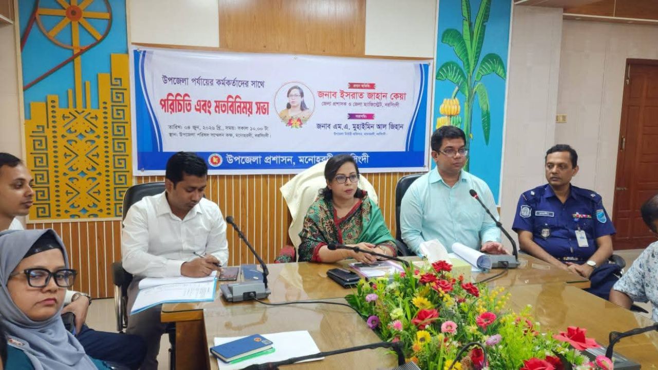 মনোহরদীতে সরকারি দপ্তর ও উন্নয়ন প্রকল্প পরিদর্শনে জেলা প্রশাসক ইসরাত জাহান কেয়া