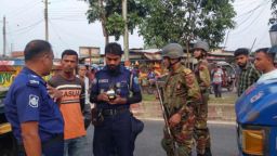 শৃঙ্খলা ফেরাতে  বিভিন্ন সড়কে সেনা ও পুলিশের চেকপোস্ট