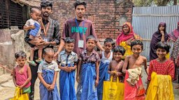 সাতক্ষীরায় সুবিধাবঞ্চিতদের মাঝে স্বপ্নযাত্রী ফাউন্ডেশনের ঈদবস্ত্র বিতরণ